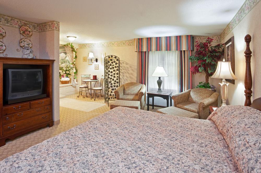 Holiday Inn Express & Suites - Sharon-Hermitage By Ihg West Middlesex Екстериор снимка
