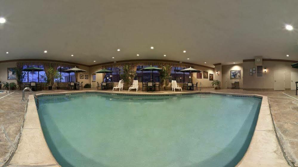 Holiday Inn Express & Suites - Sharon-Hermitage By Ihg West Middlesex Екстериор снимка